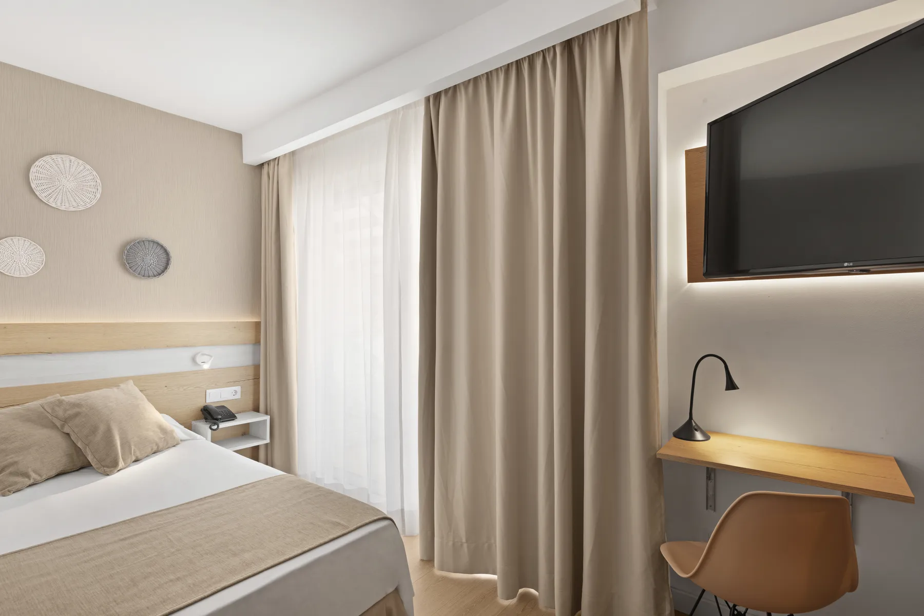 Sant Jordi Hotel ab/bis Linz oder Graz